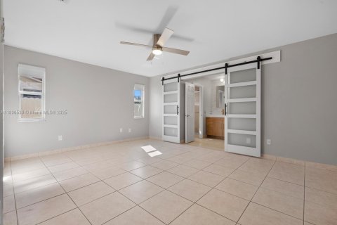 House in Miami, Florida 4 bedrooms, 193.42 sq.m. № 1949366 - photo 11