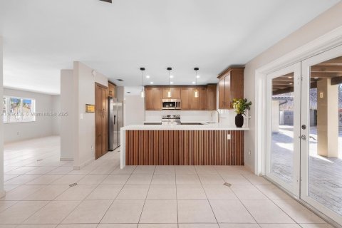 House in Miami, Florida 4 bedrooms, 193.42 sq.m. № 1949366 - photo 7