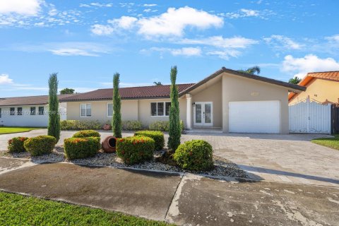 House in Miami, Florida 4 bedrooms, 193.42 sq.m. № 1949366