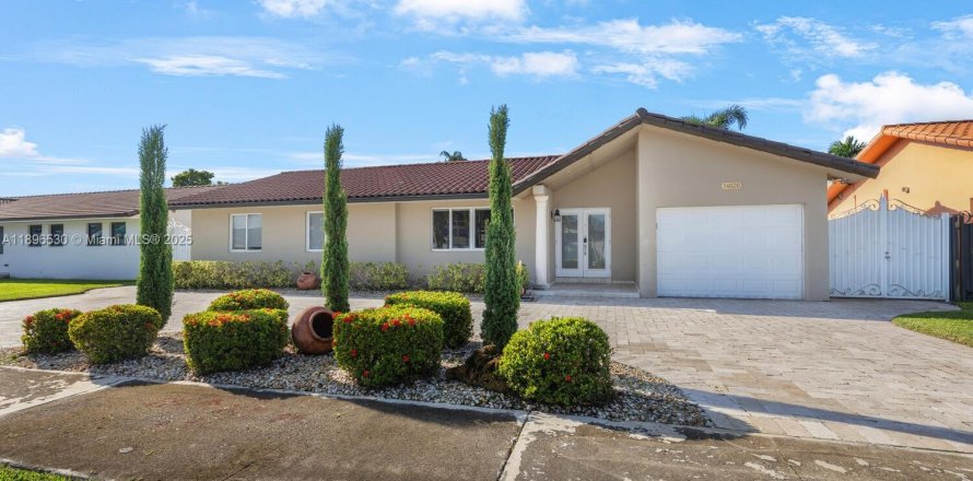 House in Miami, Florida 4 bedrooms, 193.42 sq.m. № 1949366