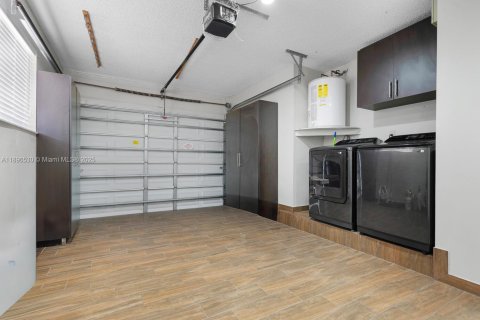 House in Miami, Florida 4 bedrooms, 193.42 sq.m. № 1949366 - photo 18