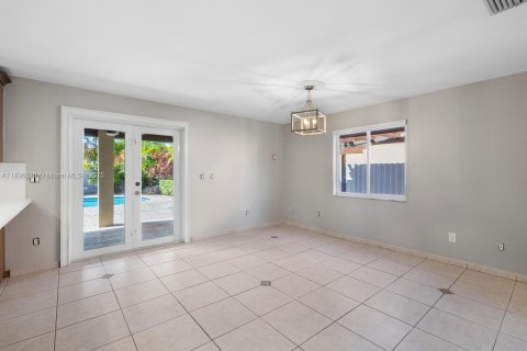 House in Miami, Florida 4 bedrooms, 193.42 sq.m. № 1949366 - photo 5