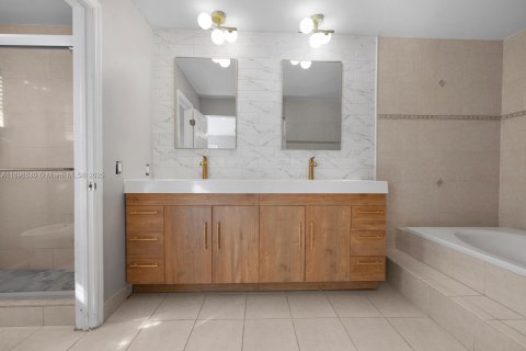 House in Miami, Florida 4 bedrooms, 193.42 sq.m. № 1949366 - photo 13