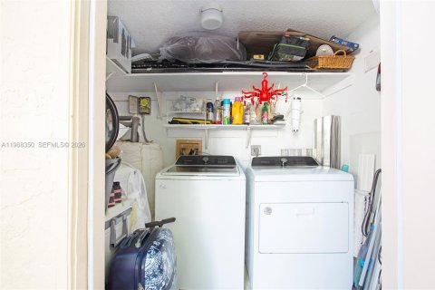 Townhouse in Weston, Florida 2 bedrooms, 94.57 sq.m. № 2031212 - photo 27