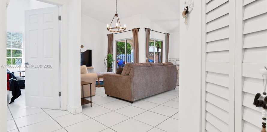 Townhouse in Weston, Florida 2 bedrooms, 94.57 sq.m. № 2031212