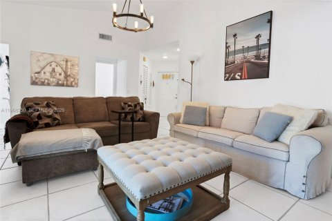 Townhouse in Weston, Florida 2 bedrooms, 94.57 sq.m. № 2031212 - photo 5