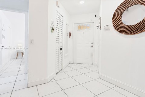 Townhouse in Weston, Florida 2 bedrooms, 94.57 sq.m. № 2031212 - photo 15