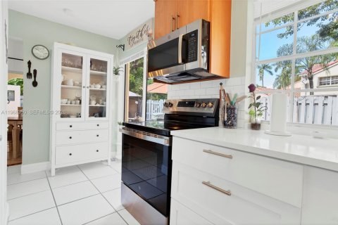 Townhouse in Weston, Florida 2 bedrooms, 94.57 sq.m. № 2031212 - photo 13