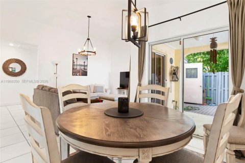 Townhouse in Weston, Florida 2 bedrooms, 94.57 sq.m. № 2031212 - photo 8