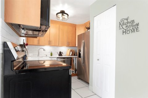 Townhouse in Weston, Florida 2 bedrooms, 94.57 sq.m. № 2031212 - photo 11
