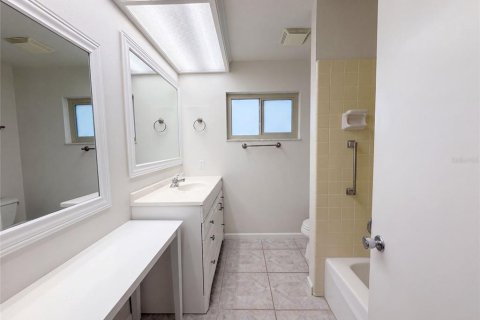 House in Sun City Center, Florida 2 bedrooms, 172.05 sq.m. № 2314365 - photo 13