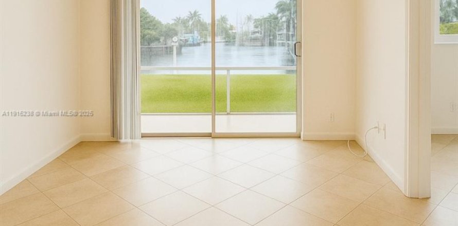 Кондоминиум с 2 спальнями в Помпано-Бич, Флорида № 1970577