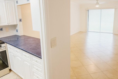 Снять в аренду кондоминиум в Помпано-Бич, Флорида 2 спальни, 88.26м2, № 1970577 - фото 7