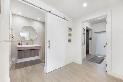 Condo in Coral Gables, Florida, 2 bedrooms  № 2022912 - photo 3