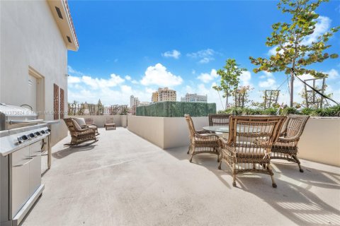 Condo in Coral Gables, Florida, 2 bedrooms  № 2022912 - photo 14