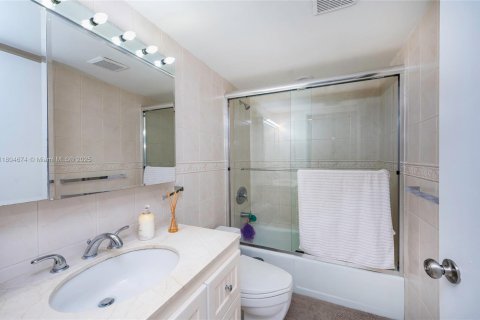 Condo in Key Biscayne, Florida, 2 bedrooms  № 1888751 - photo 17