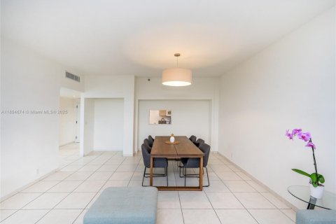 Condo in Key Biscayne, Florida, 2 bedrooms  № 1888751 - photo 8