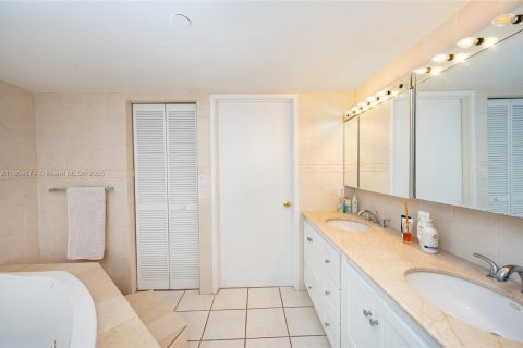 Condo in Key Biscayne, Florida, 2 bedrooms  № 1888751 - photo 12