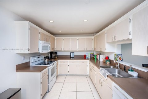 Condo in Key Biscayne, Florida, 2 bedrooms  № 1888751 - photo 9