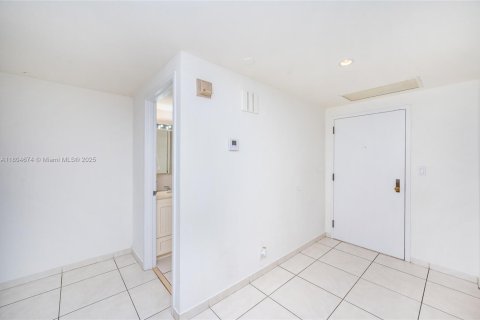 Condo in Key Biscayne, Florida, 2 bedrooms  № 1888751 - photo 18