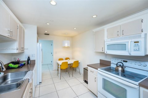 Condo in Key Biscayne, Florida, 2 bedrooms  № 1888751 - photo 7