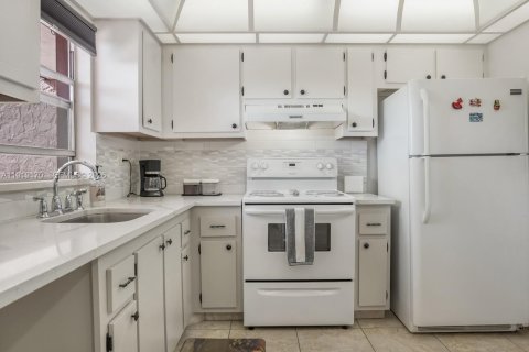 Condo in Sunrise, Florida, 1 bedroom  № 2082675 - photo 16