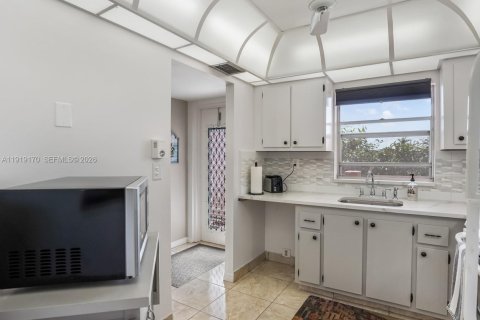 Condo in Sunrise, Florida, 1 bedroom  № 2082675 - photo 19