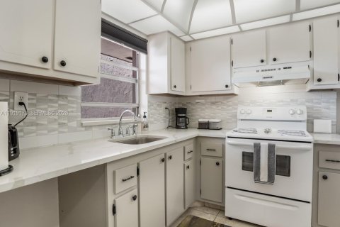 Condo in Sunrise, Florida, 1 bedroom  № 2082675 - photo 17