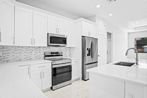 House in St. Lucie, Florida 3 bedrooms, 140.56 sq.m. № 2254301 - photo 4