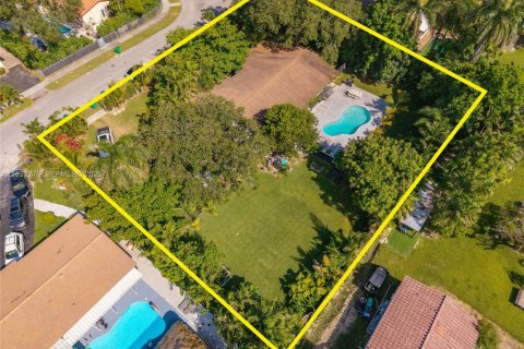 House in Miami, Florida 5 bedrooms, 197.14 sq.m. № 1992608 - photo 24