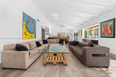 House in Miami, Florida 5 bedrooms, 197.14 sq.m. № 1992608 - photo 5