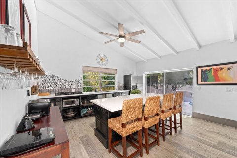 House in Miami, Florida 5 bedrooms, 197.14 sq.m. № 1992608 - photo 8