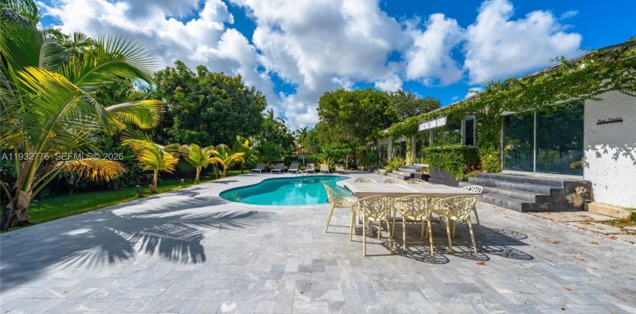 House in Miami, Florida 5 bedrooms, 197.14 sq.m. № 1992608
