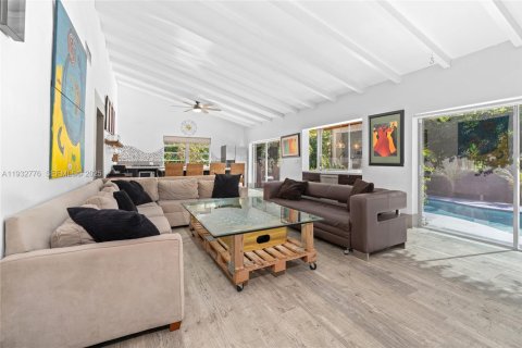 House in Miami, Florida 5 bedrooms, 197.14 sq.m. № 1992608 - photo 4