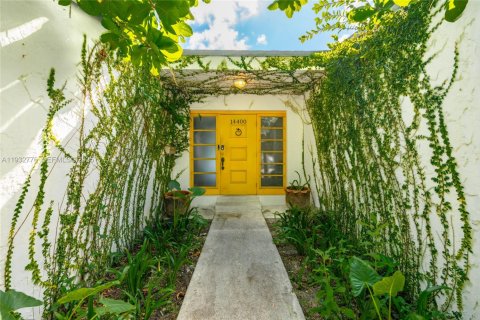 House in Miami, Florida 5 bedrooms, 197.14 sq.m. № 1992608 - photo 2