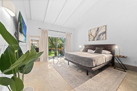 House in Miami, Florida 5 bedrooms, 197.14 sq.m. № 1992608 - photo 11