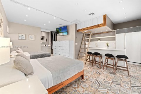 House in Miami, Florida 5 bedrooms, 197.14 sq.m. № 1992608 - photo 16