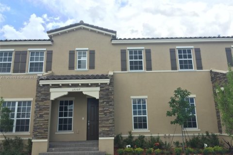 Townhouse in Miami, Florida 5 bedrooms, 214.79 sq.m. № 1951639 - photo 1