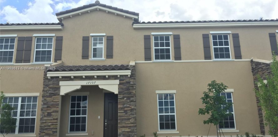 Townhouse in Miami, Florida 5 bedrooms, 214.79 sq.m. № 1951639