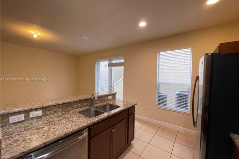 Townhouse in Miami, Florida 5 bedrooms, 214.79 sq.m. № 1951639 - photo 12