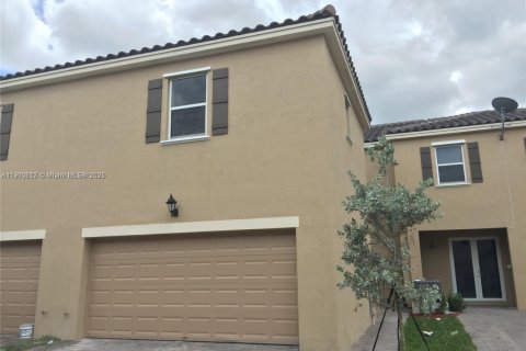 Townhouse in Miami, Florida 5 bedrooms, 214.79 sq.m. № 1951639 - photo 2