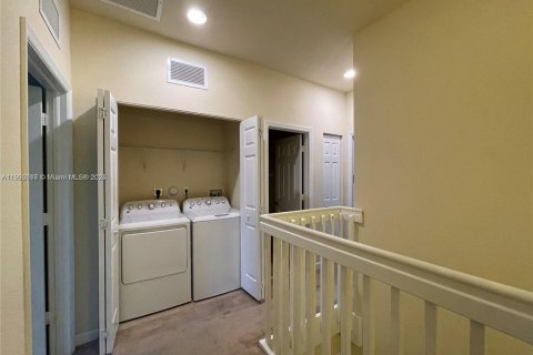 Townhouse in Miami, Florida 5 bedrooms, 214.79 sq.m. № 1951639 - photo 21