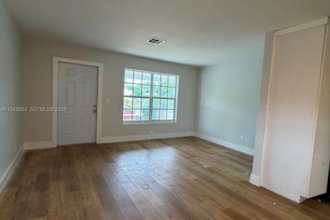 Villa ou maison à louer à Lake Worth, Floride: 2 chambres, 238.48 m2 № 2001724 - photo 2