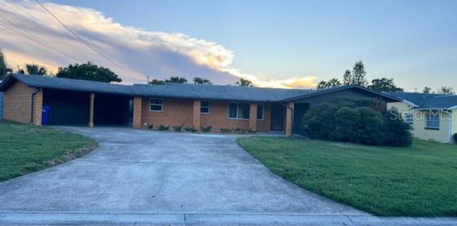 House in Tavares, Florida 2 bedrooms, 130.06 sq.m. № 1828138