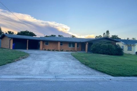 House in Tavares, Florida 2 bedrooms, 130.06 sq.m. № 1828138 - photo 2