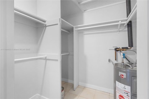 Condo in Oakland Park, Florida, 1 bedroom  № 1581633 - photo 17