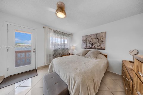 Condominio en venta en Hallandale Beach, Florida, 1 dormitorio, 58.06 m2 № 2255958 - foto 14
