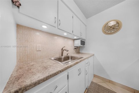 Condominio en venta en Hallandale Beach, Florida, 1 dormitorio, 58.06 m2 № 2255958 - foto 10
