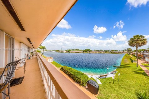 Condominio en venta en Hallandale Beach, Florida, 1 dormitorio, 58.06 m2 № 2255958 - foto 18