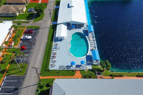 Condominio en venta en Hallandale Beach, Florida, 1 dormitorio, 58.06 m2 № 2255958 - foto 21